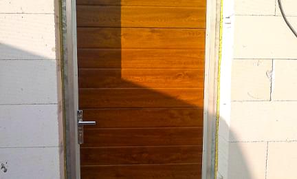 Dveře pro garážová vrata zlatý ořech